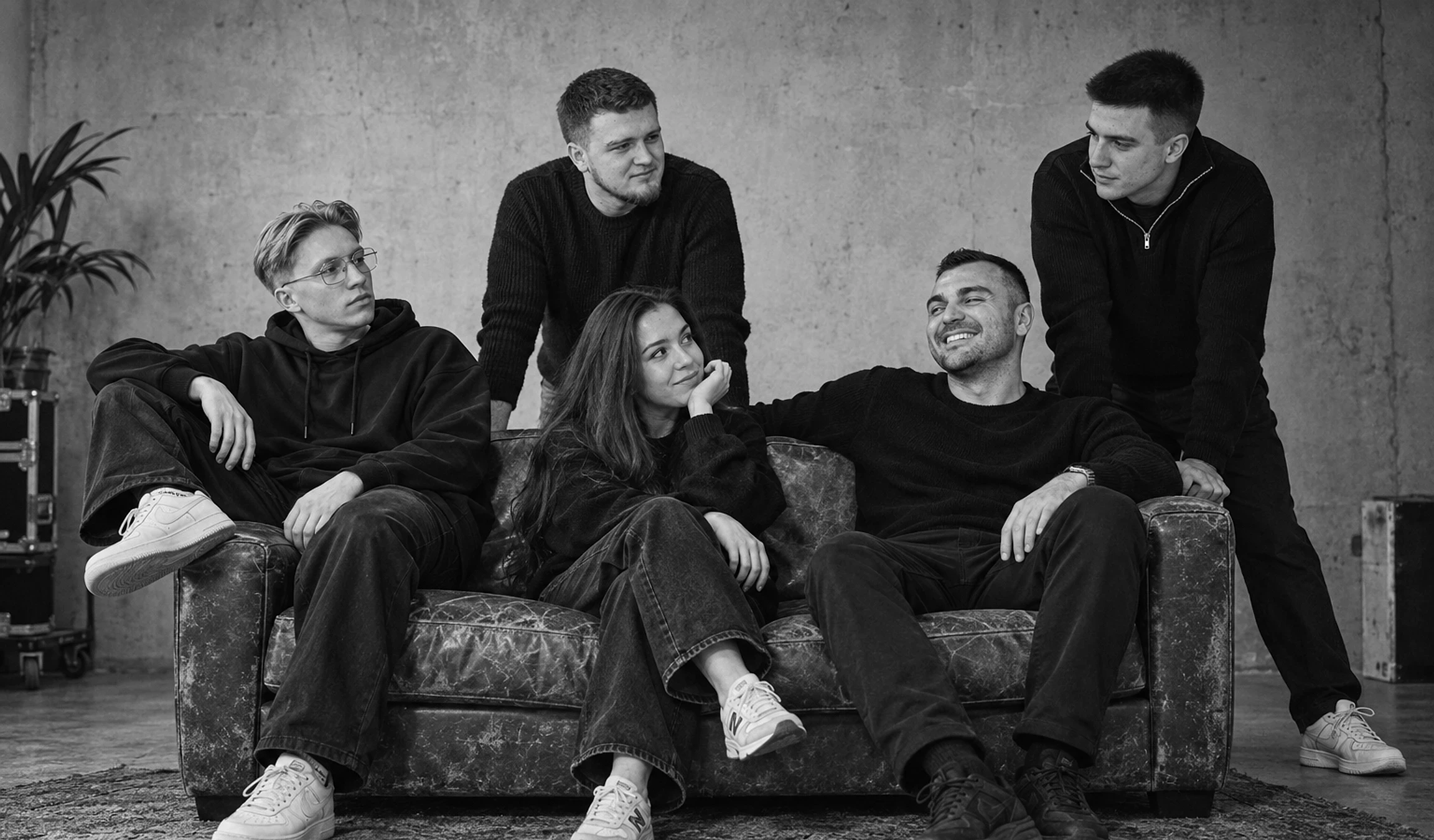 Teamet i en sofa i studioet