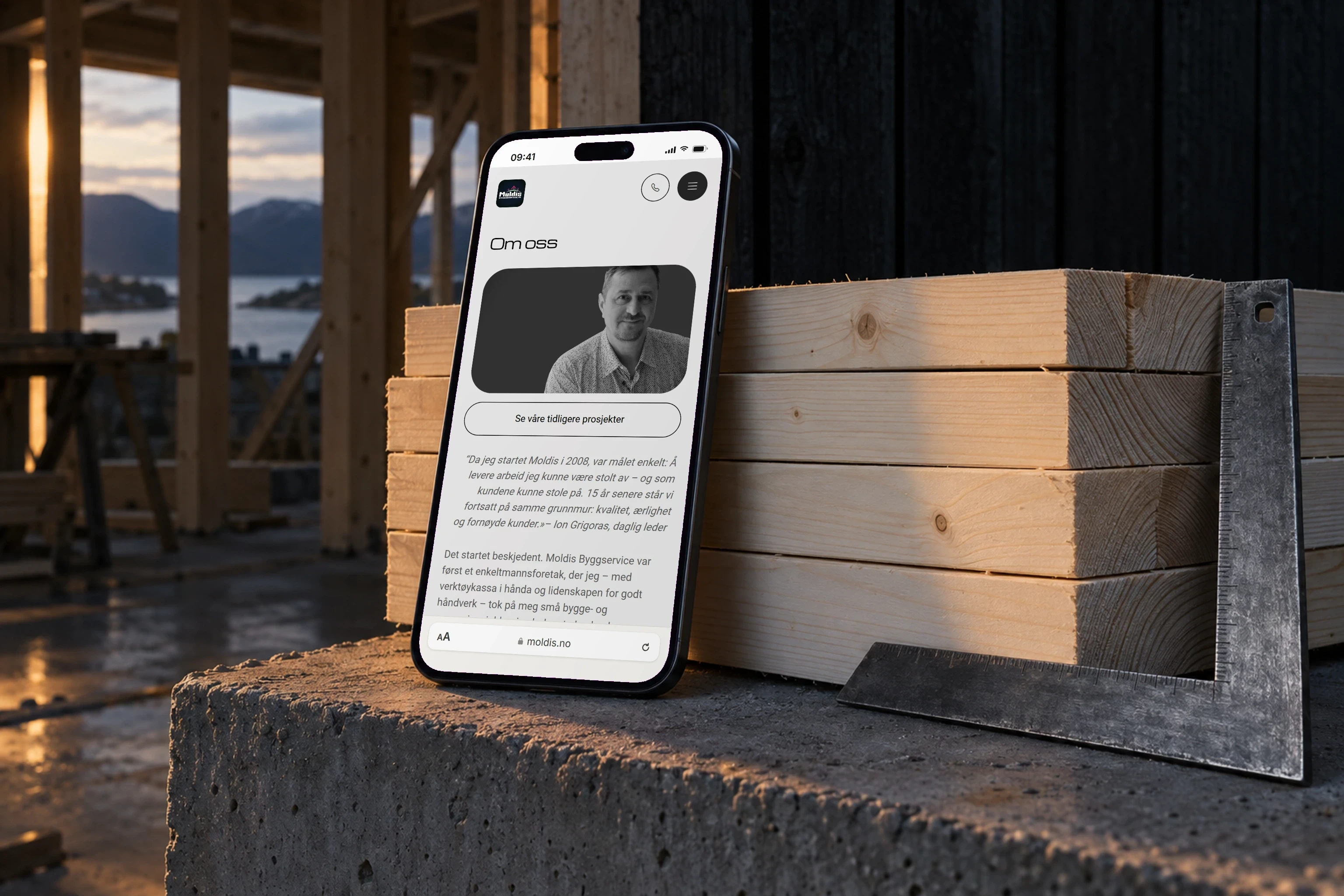 About us with the managing director on mobile